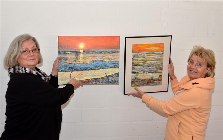 Neue Ausstellung: Malerei verbindet Schwestern Gleiches Motiv, verschiedene Umsetzung: Die beiden Schwestern Monika tom Wörden (links) und Elke von der Osten haben völlig gegensätzliche Malstile entwickelt.