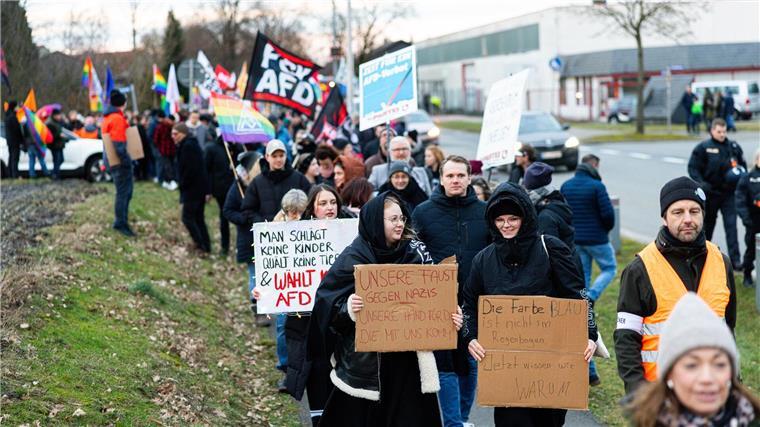 Aktivisten steigen auf Balkon von CDU-Kreisverband Hannover Gleichzeitig demonstrierten 650 Teilnehmer in Wesendorf gegen eine Wahlkampfveranstaltung der AfD.