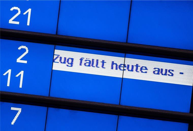 Bremen: Bahnverkehr wegen Gleisbauarbeiten beeinträchtigt Zug fällt heute aus, steht auf einer Anzeigetafel
