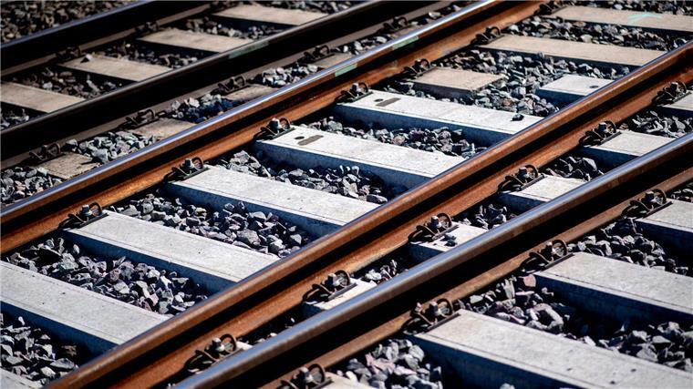 Züge zwischen Hannover und ukrainischer Grenze geplant Gleise sind an einem Bahnhof im Schotterbett verlegt.
