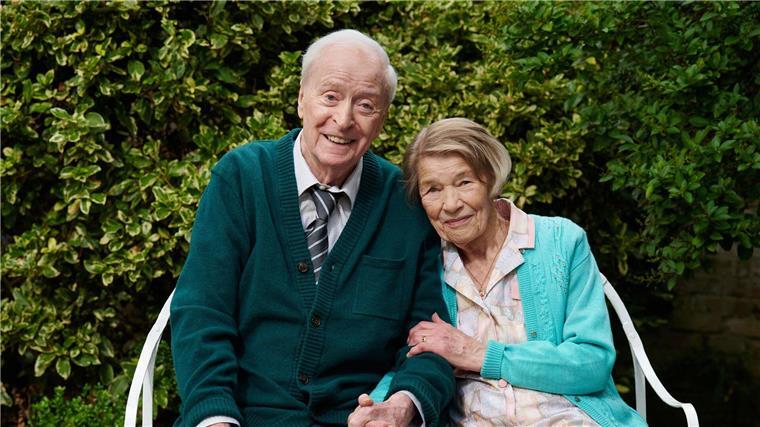 Michael Caines emotionaler Abschied Glenda Jackson (r) als Rene und Michael Caine (l) als Bernard in einer Szene des Films „In voller Blüte“.