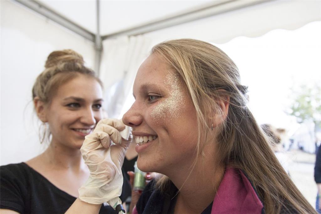Glitzer-Make up geht immer (noch): Rossmann-Projektmanagerin Yasemin (links) leg...