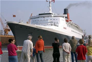 Glorreiche Zeiten: Die „Queen Elizabeth 2“ auf dem Weg zur Lloyd Werft.