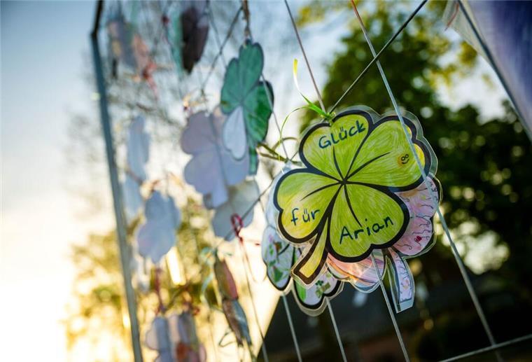 „Glück für Arian“ steht auf einem von Kindern gebastelten Kleeblatt.