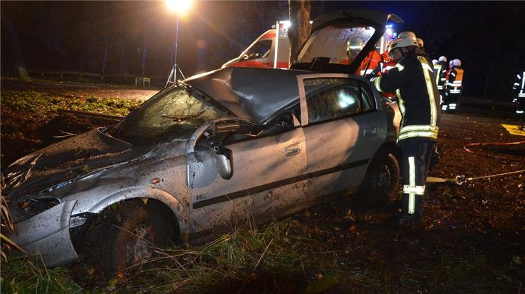 Schwerer Unfall in Bülkau: 21-Jährige in Auto eingeklemmt Glück im Unglück hatte die 21-jährige Fahrerin: Beim Unfall rutschte der Wagen in Bülkau nur wenige Zentimeter an einem dicken Baum vorbei.