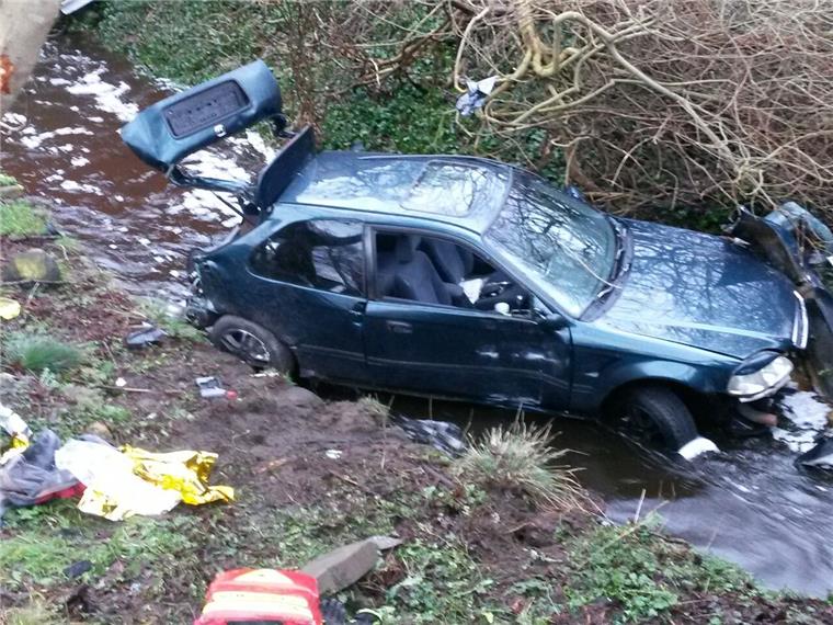 Nur 100 Meter vor dem Ziel: Auto rutscht in Hanstedt in den Bach Glück im Unglück hatte ein Autofahrer in Hanstedt. Er kam von der Straße ab und landete im Mühlenbach. Hätte er sich überschlagen, wäre er wohl nicht nur leicht verletzt worden.