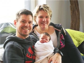 Glücklich: Andreas Weiß und Daniela Jung mit Baby Emma.