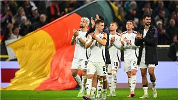 Glückliche deutsche Spieler um Kapitän Joshua Kimmich (vorne) auf der Jubelrunde durch das Stadion.