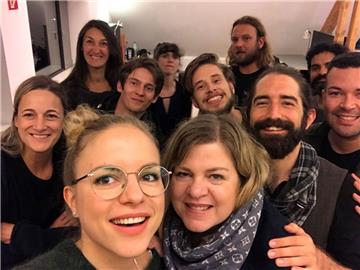 Glückliche Gesichter nach Drehschluss Poetry-Slammerin Julia Engelmann (mit Brille). 