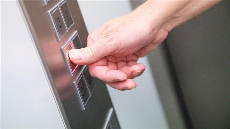 Mann nach vier Tagen aus Fahrstuhl gerettet Glückliche Rettung in Osnabrück. (Symbolbild)