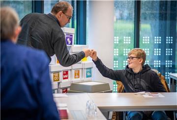 Glückwunsch unter „Kollegen“: Geestlands Bürgermeister Thorsten Krüger (SPD) gratuliert Tom von der Lieth zur Wahl des ersten Kinderortsbürgermeisters von Neuenwalde.