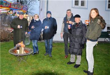 Glühwein und Feuer: Auf dem Beerster Weihnachtsmarkt stand die Geselligkeit ganz...