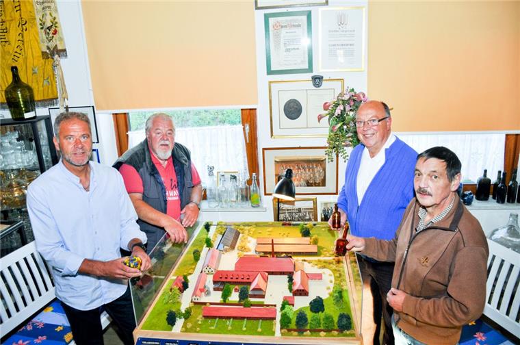 Gnarrenburg: Förderverein erinnert an die große Zeit der Glasbläser Gnarrenburgs Ortsbürgermeister Ralf Rimkus (links) freut sich, dass der Förderverein Glasmuseum die Erinnerung an die große Geschichte der Glasindustrie wachhält.
