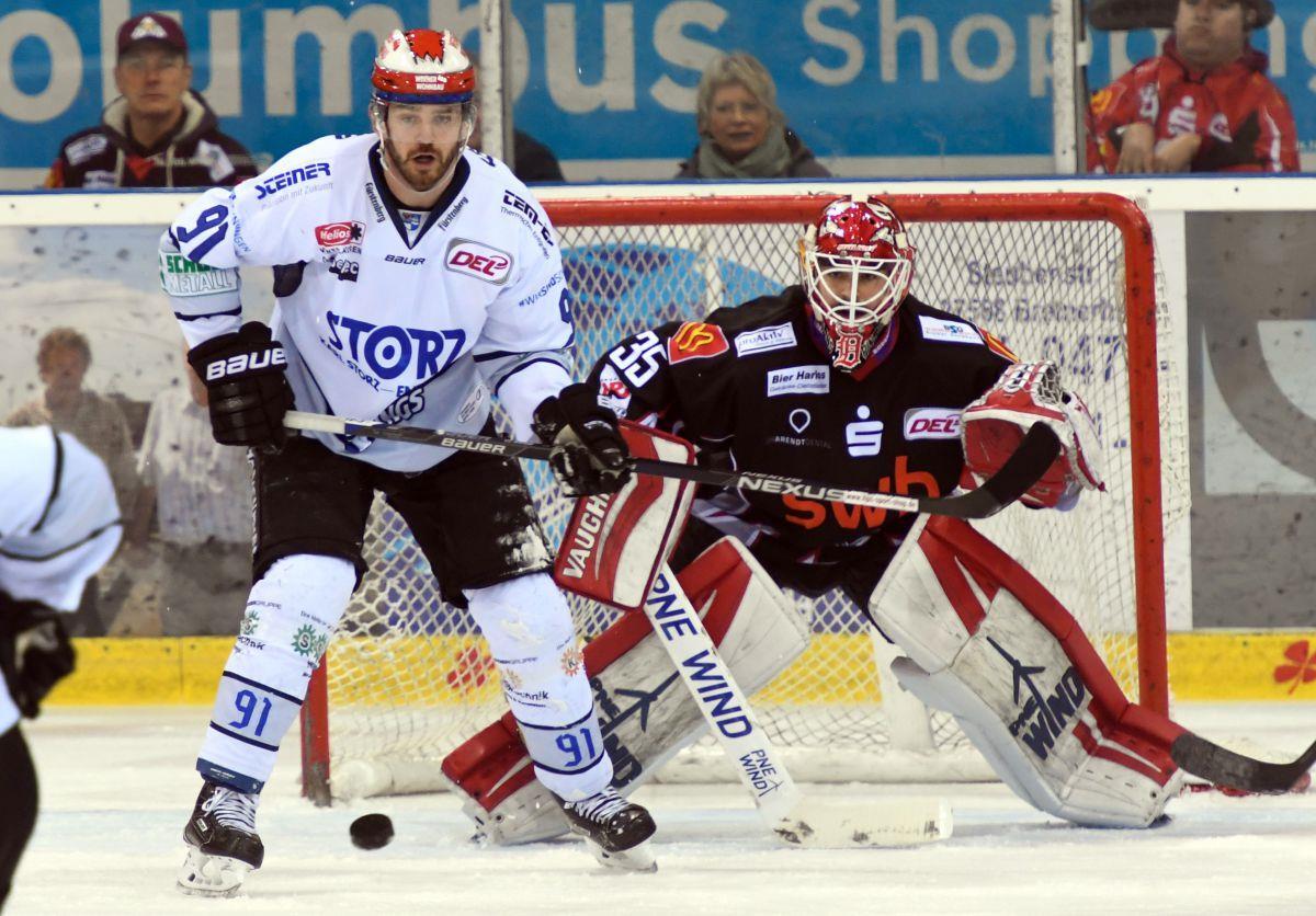Ein bitteres Ende für die Fischtown Pinguins Goalie Jerry Kuhn hat die Scheibe immer im Blick. Foto: Scheer