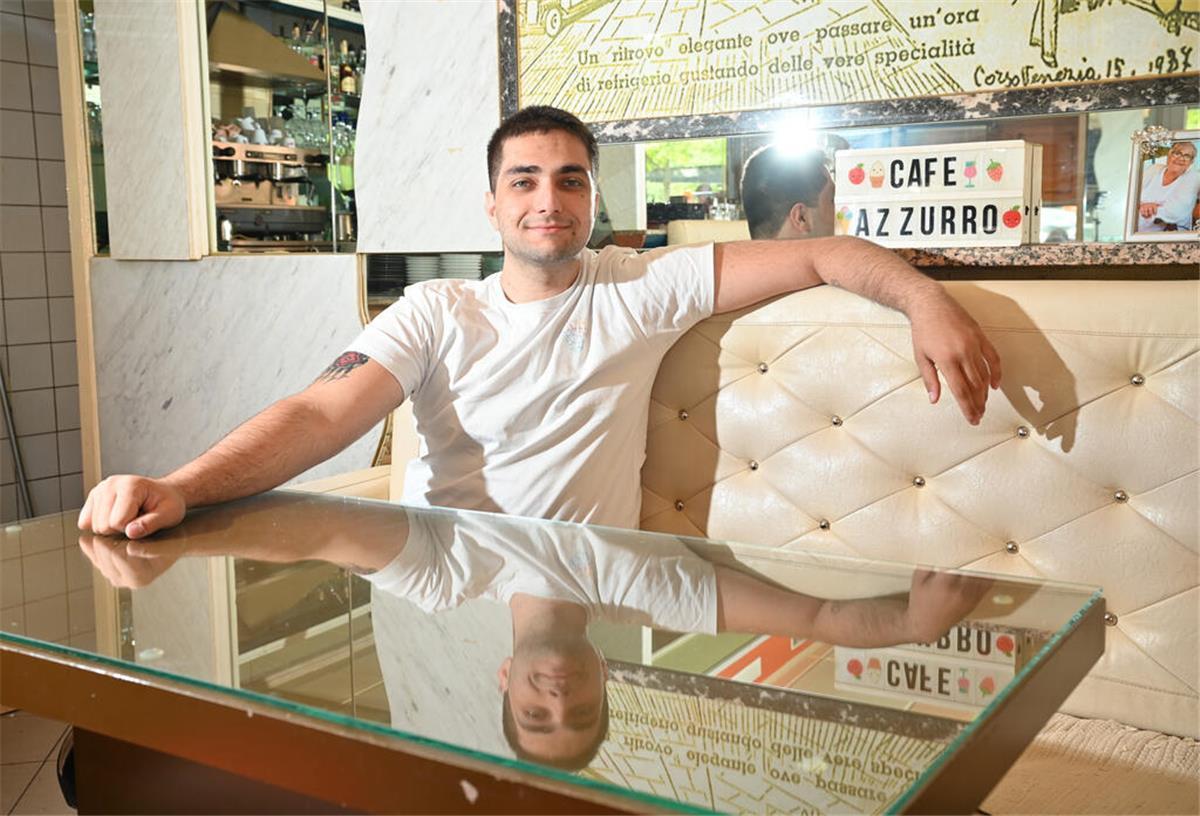Gökhan Akkamis hält sich gerne im Eiscafé Azzuro an der Hafenstraße auf. 