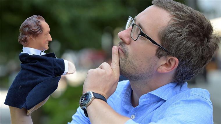 Ist Goethe noch relevant? Goethe-Influencer Damian Mallepree schaut dem Dichter in die Augen.
