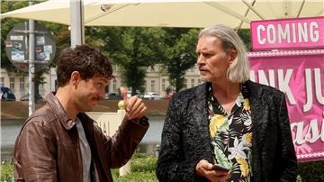 Götz Otto als Hotelinvestor David Brandt (r) unterhält sich mit einem Freund (Tobias van Dieken).