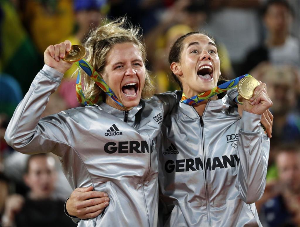 Gold für die Beachvolleyballerinnen Laura Ludwig und Kira Walkenhorst (rechts): ...