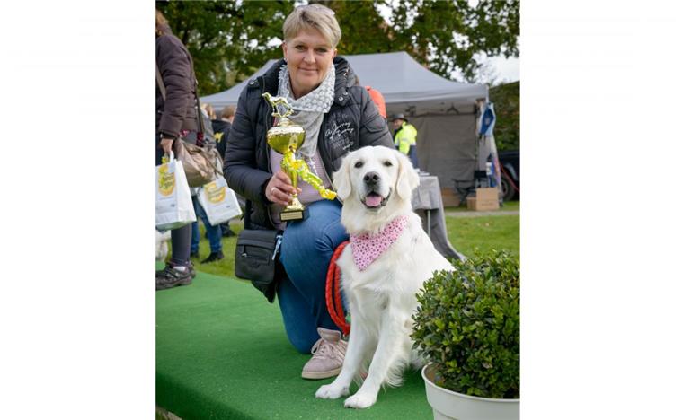 Golden Retriever „Emma“ (rechts) mit Frauchen Frauke Wilhelms ist neues „Topmodel“ 