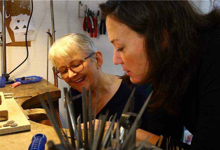 Schmuck selber machen - gar nicht so einfach Goldschmiedin Constanze Kuschel (rechts) erklärt Redakteurin Ellen Reim, wie ein Sägeblatt eingespannt wird. Von den Blättern verbraucht die Anfängerin jede Menge.