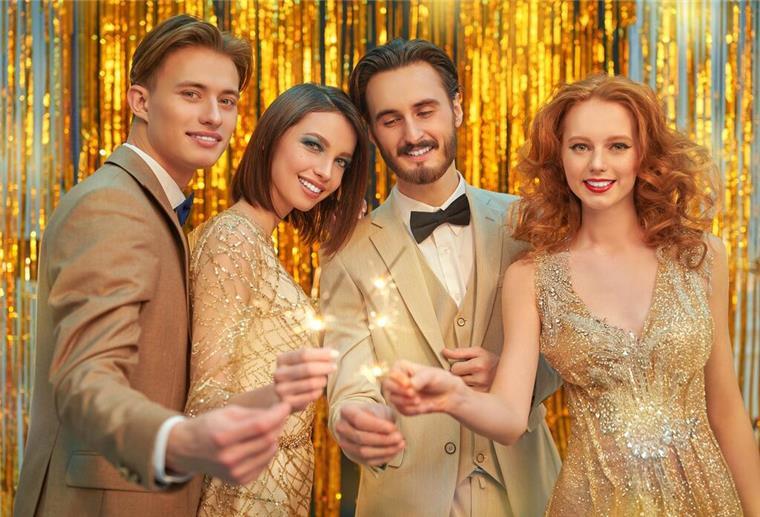 Unvergessliche Sommerpartys: Fünf kreative Mottos für jeden Geschmack Menschen feiern