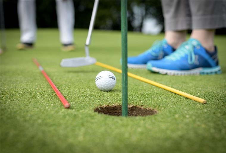 Welcher Sport im Corona-Lockdown noch erlaubt ist Golf darf alleine oder zu zweit gespielt werden.