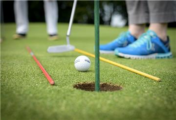 Golf darf alleine oder zu zweit gespielt werden.