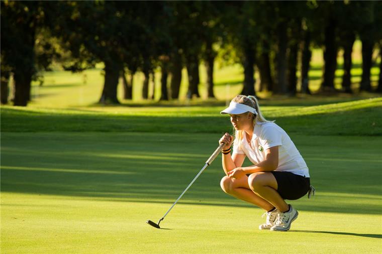 Golf-Talent Anastasia Mickan hält mit den Profis gut mit Golf-Talent Anastasia Mickan konnte bei ihrem Profi-Debüt auf der Anlage des GC Hubbelrath überzeugen. Foto Tristan Jones/LET