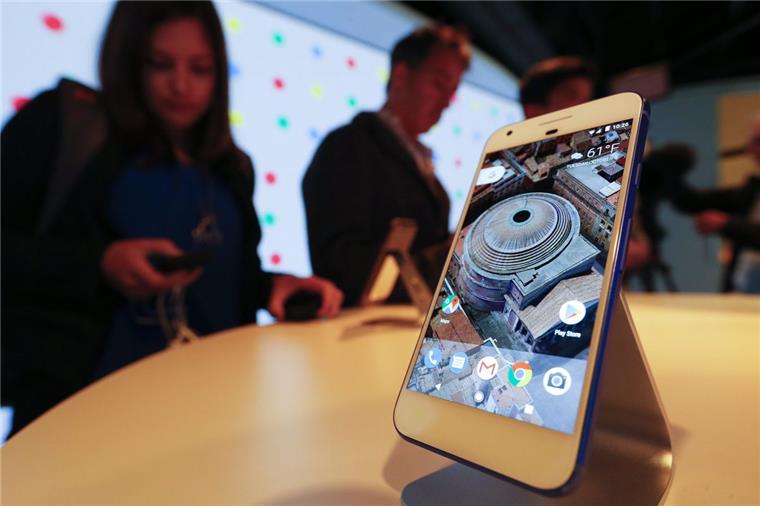 "Pixel": Google stellt eigenes Smartphone vor Google will mit seinem eigenen Smartphone "Pixel" den Markt erobern.