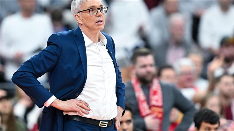 Deutliche Niederlage für Bayern-Basketballer bei Piräus Gordon Herbert muss mit den Bayern einen Rückschlag hinnehmen.