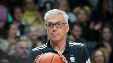 Gordon Herbert und die Bayern-Basketballer feiern einen wichtigen Sieg in der Euroleague.