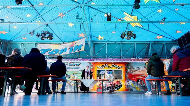 Gottesdienst am Reformationstag im Autoscooter auf dem Freimarkt. 