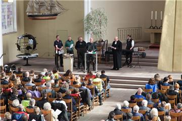 Gottesdienst vor großer Kulisse. Foto: Kai-Martin Ulrich