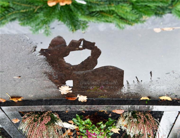 Gräber auf dem Friedhof in Bremerhaven werden fotografiert.