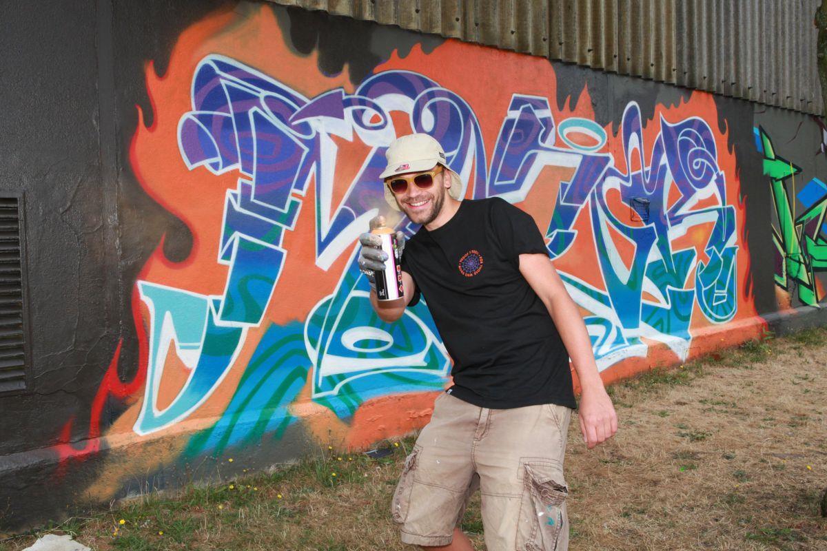 Graffiti-Künstler "Marok" kommt aus Bremerhaven und sprühte seinen Künstlernamen auf die Wand in der Oststraße.