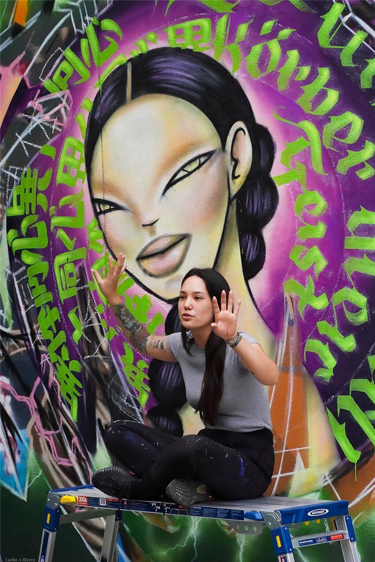 Elena vor Graffiti