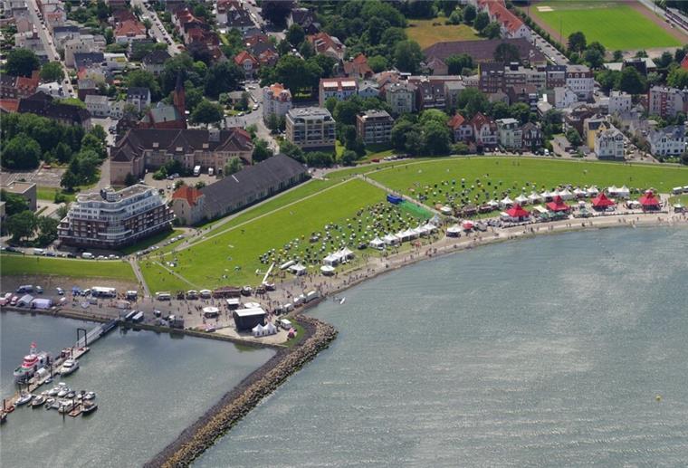 Rund 30.000 Besucher beim Tag des Sports in Cuxhaven Grandioser Anblick aus der Luft: Das Veranstaltungsgelände vom "Tag des Sports Niedersachsen" in der Grimmershörnbucht, aufgenommen noch vor dem offiziellen Start der Veranstaltung.