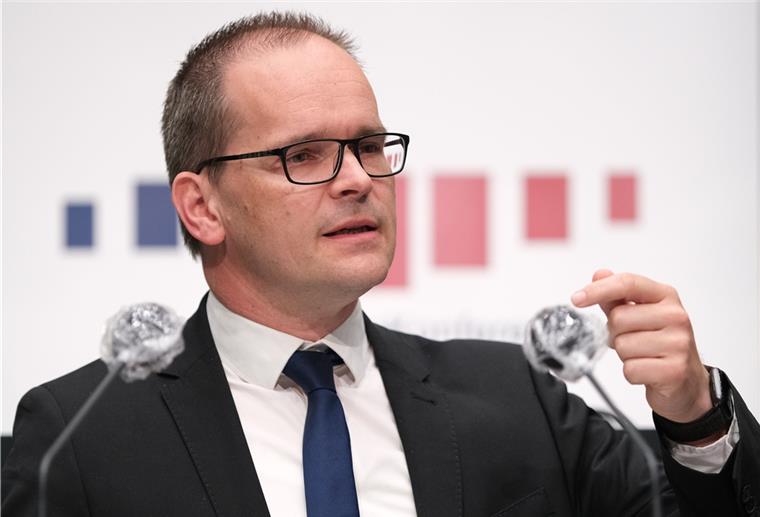 Grant Hendrik Tonne, Niedersachsens Kultusminister (SPD), spricht während einer Pressekonferenz zur Entwicklung der Coronavirus-Ausbreitung in Niedersachsen. 
