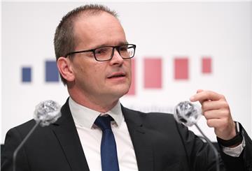 Grant Hendrik Tonne, Niedersachsens Kultusminister (SPD), spricht während einer Pressekonferenz zur Entwicklung der Coronavirus-Ausbreitung in Niedersachsen. 