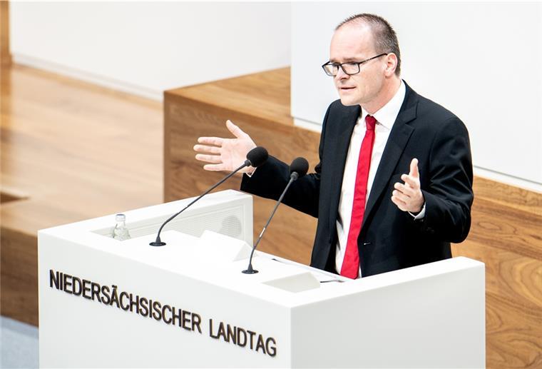 Niedersachsens Kultusminister schreibt Brief an Schüler Grant Hendrik Tonne (SPD), Kultusminister in Niedersachsen, spricht im niedersächsischen Landtag.