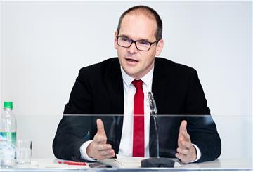 Grant Hendrik Tonne (SPD), Kultusminister von Niedersachsen, ruft zum freiwilligen Maskentragen nach den Ferien auf.