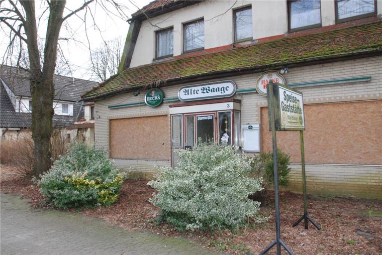 Die Gammel-Kneipe des Landes Niedersachsen in Geestenseth Gras hängt schon aus der Dachrinne. Die „Alte Waage“ am Bahnhof ist ein Schandfleck. Die Geestensether würden die heruntergekommene Gaststätte lieber heute als morgen abreißen lassen. Für 30 000 Euro will das Land als Eigentümer sie verkaufen.