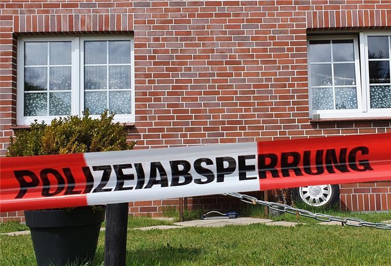 Bispingen: Mutter und 4-jähriger Sohn tot aufgefunden Grausiger Fund in einem Haus. Eine Mutter und ihr kleiner Sohn sind tot, es gibt Hinweise auf ein Gewaltverbrechen.