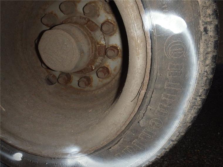 Deinstedt: Polizei stoppt Gespann mit gravierenden Reifenmängeln Gravierende Reifenmängel stellte die Polizei an mehreren Gefährten fest, unter anderem auf der B 71 bei Deinstedt.