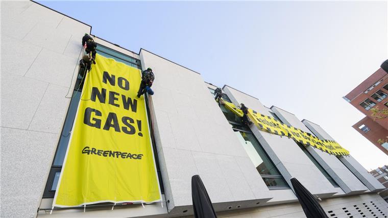 Greenpeace-Aktivisten befestigen am frühen Morgen Banner an der Fassade des niedersächsischen Landtages..