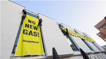 Greenpeace-Aktivisten befestigen am frühen Morgen Banner an der Fassade des niedersächsischen Landtages..