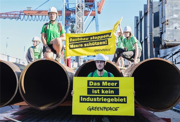 Greenpeace-Aktivisten protestieren im Hafen von Brake gegen die Umweltzerstörung durch ein geplantes Gasbohrprojekt vor der Küste Westaustraliens. 
