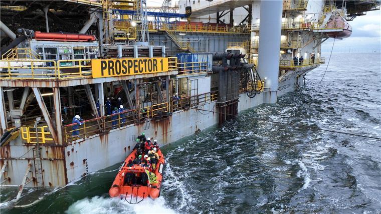 Niederlande: Vorläufiger Baustopp für Gasbohrung in Nordsee Greenpeace-Aktivisten versuchen mit einem Schlauchboot eine Bohrplattform in der Nordsee vor Borkum zu entern.