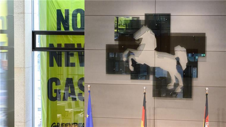 Wirtschaftsminister: Erdgas wird noch gebraucht Greenpeace-Banner hängen an Fenstern vor dem niedersächsischen Landtag.