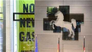 Greenpeace-Banner hängen an Fenstern vor dem niedersächsischen Landtag.
